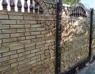 Montaj gard beton vilă